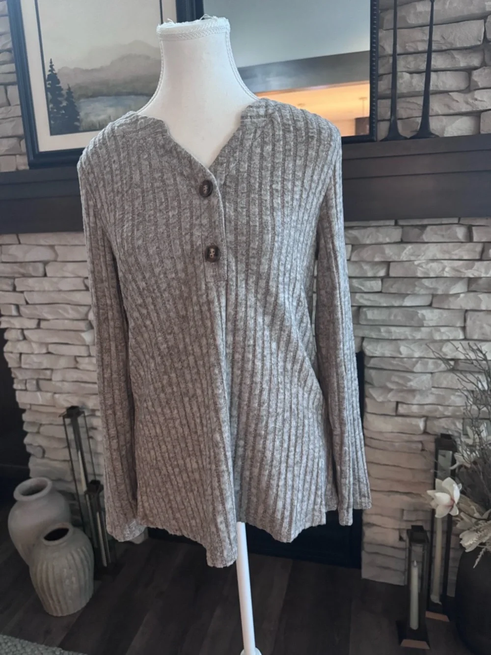 BRAND NEW Women’s Small Cozy Ribbed Sweater in Taupe - Picture 3 of 9